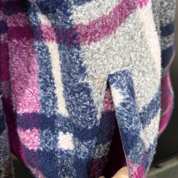 Legendary Whitetails Treasure Fleece Shacket,plaid,chest & hip pockets,snap up - Picture 3 of 12